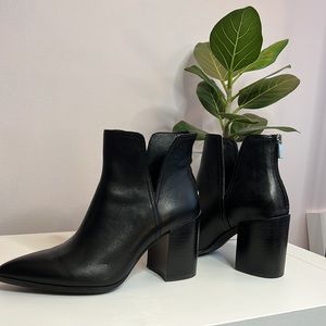 Steve Madden Learther Pointed Toe Bootie in Black - Size 8